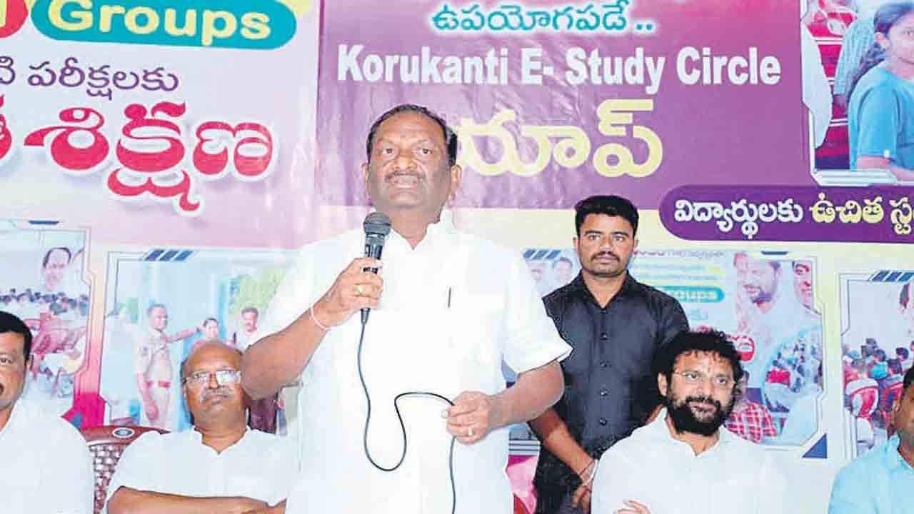 పట్టుదలతో చదివి కొలువు కొట్టండి