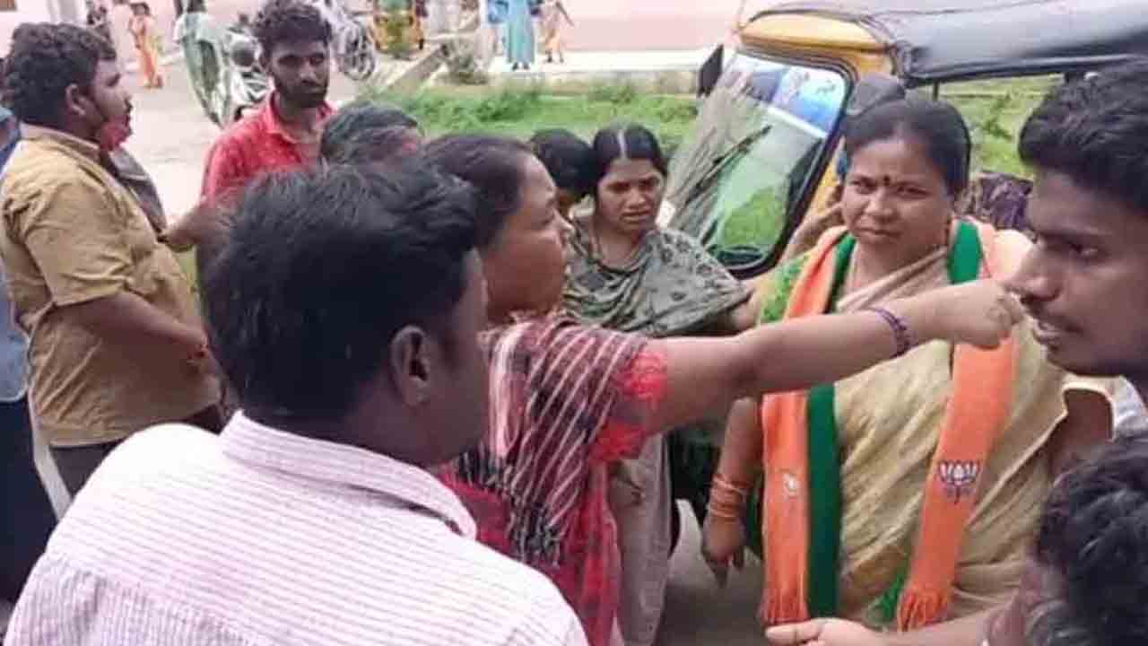 కేసీఆర్ టవర్స్‌లోకి అడుగుపెడిగే ఊరుకోం..