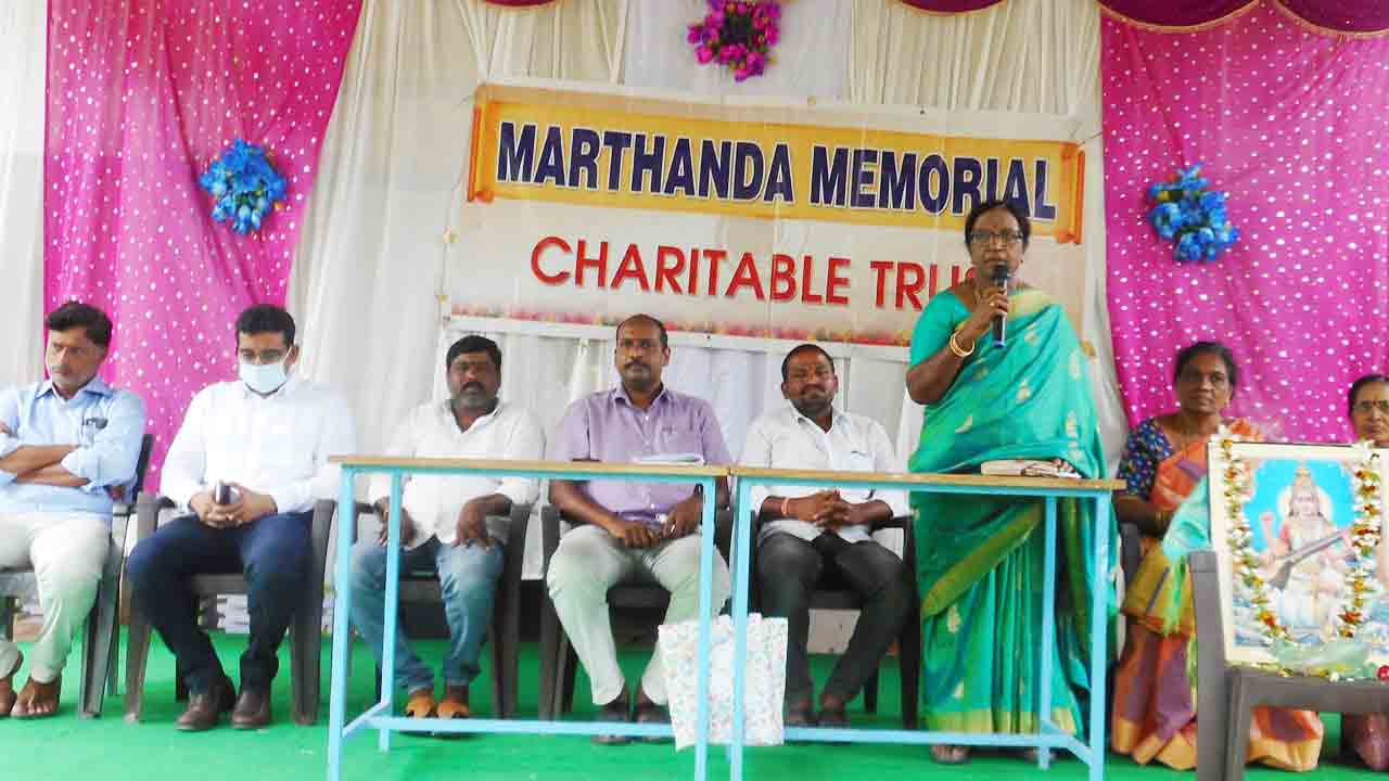 విద్యార్థులు లక్ష్యంతో ముందుకు సాగాలి