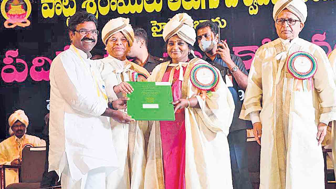 జిస్టిస్‌ చంద్రయ్య, ఎమ్మెల్యే రసమయికి గౌరవ డాక్టరేట్లు