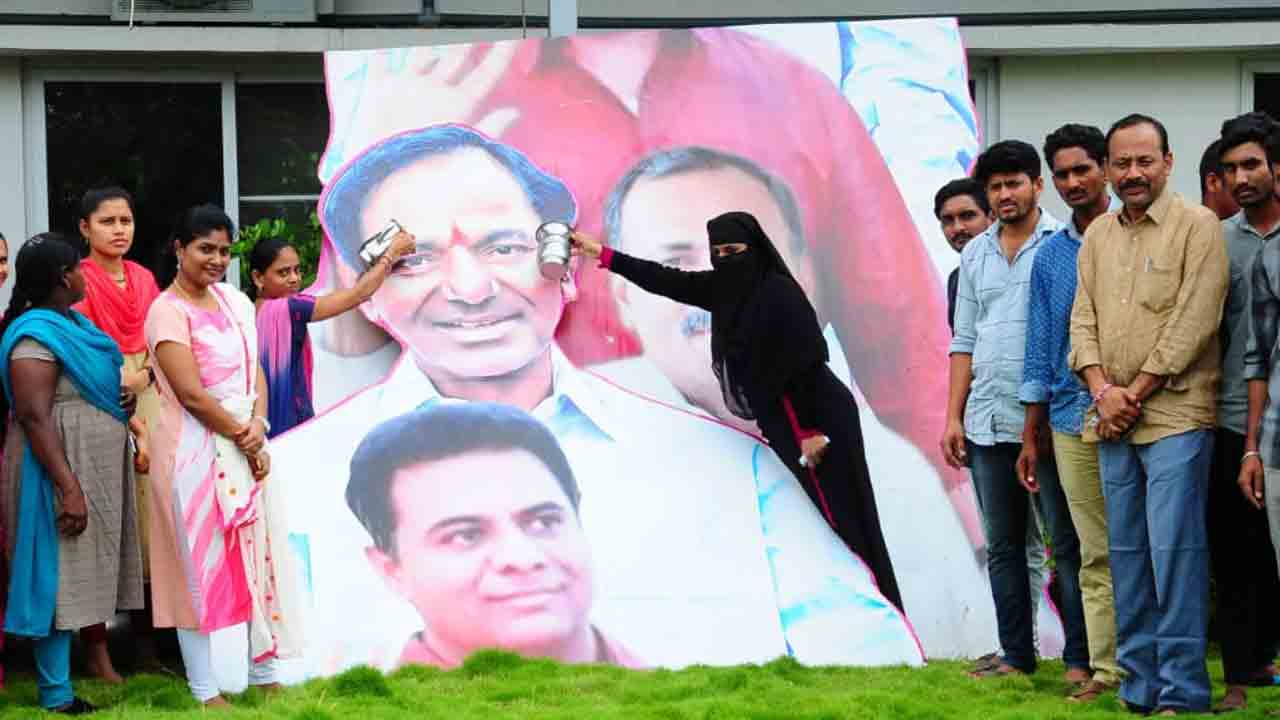 సీఎం కేసీఆర్ చిత్రపటానికి క్షీరాభిషేకం