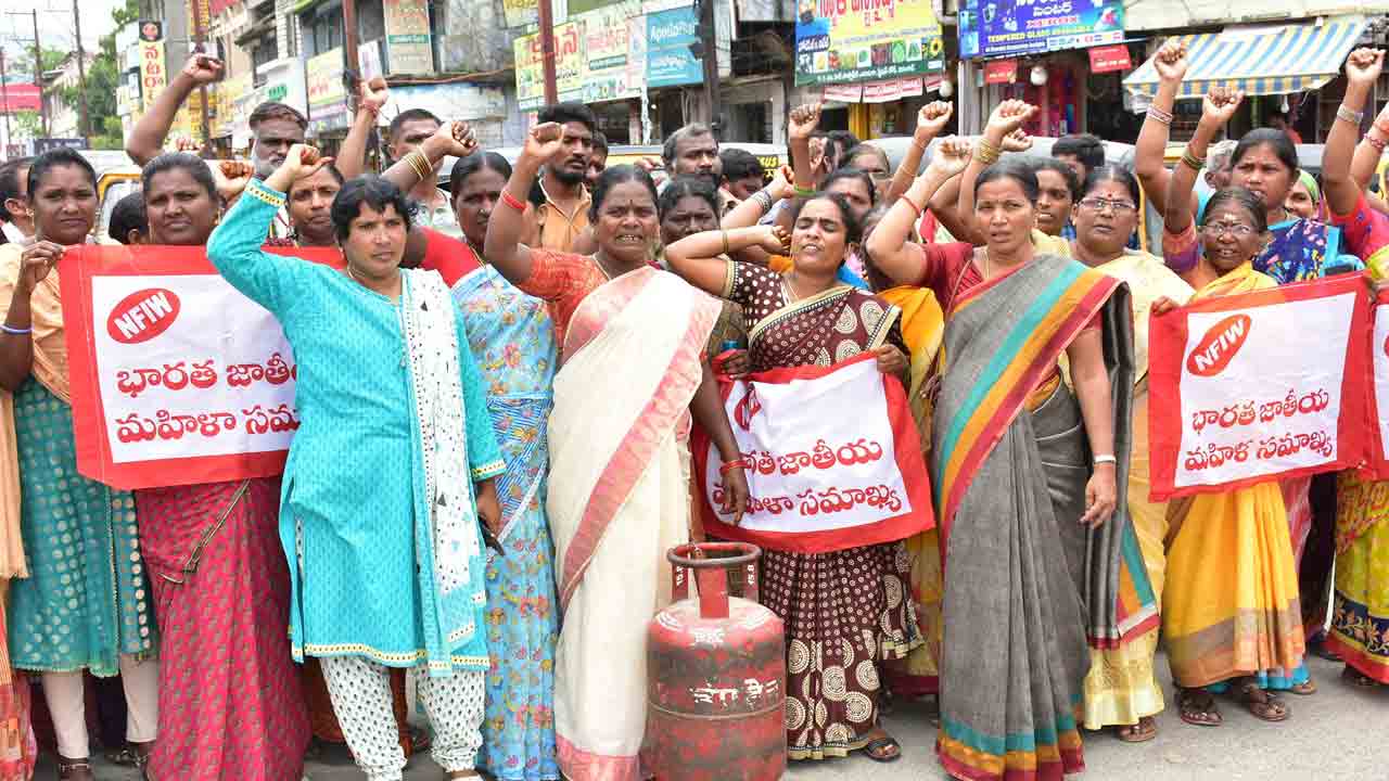 వంట గ్యాస్‌ ధరను వెంటనే తగ్గించాలి