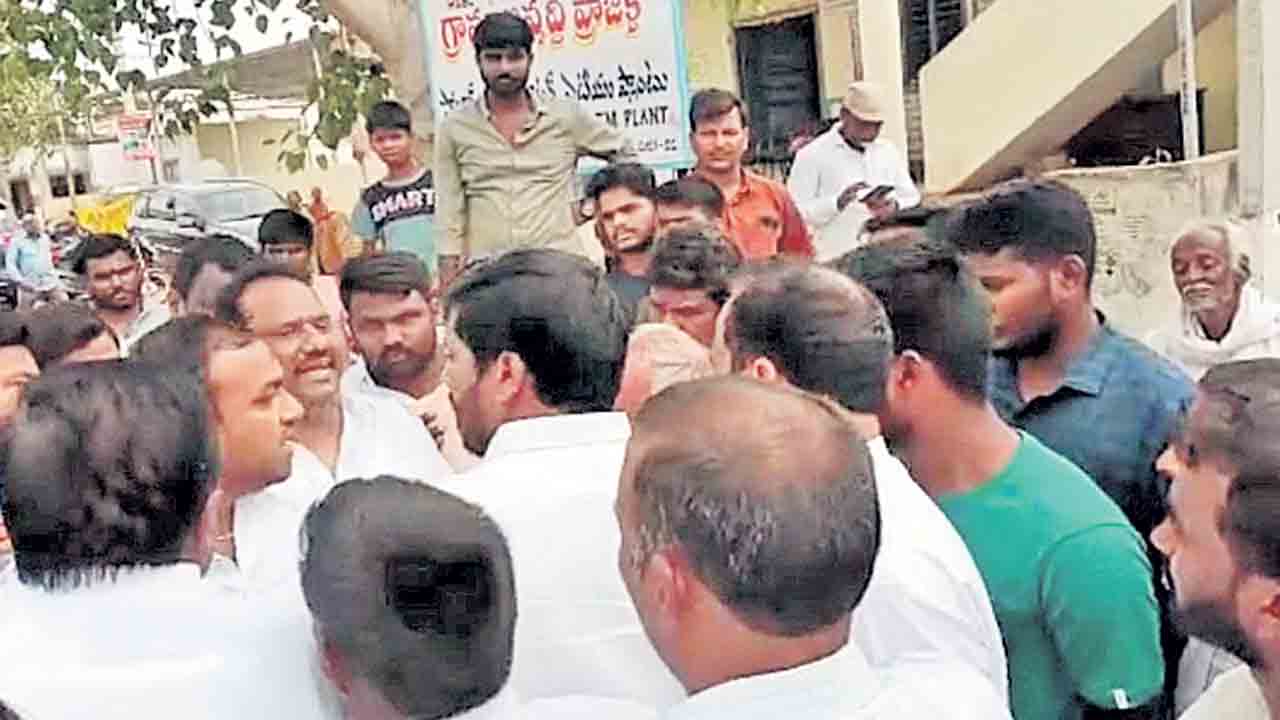 కాంగ్రెస్‌లో భగ్గుమన్న గ్రూపు రాజకీయాలు