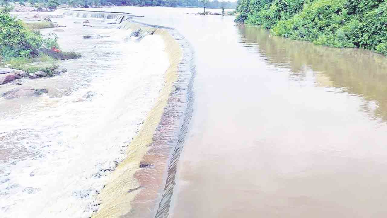 పొంగిపొర్లిన వాగులు.. వంకలు