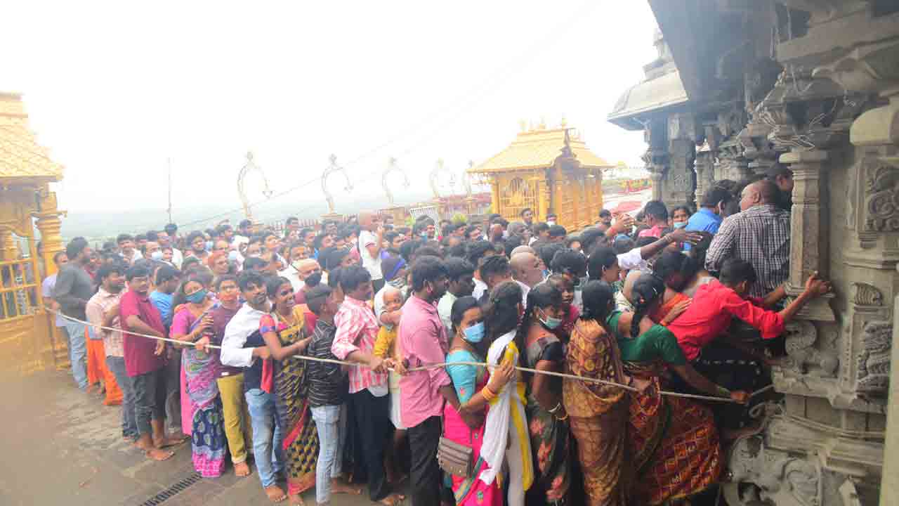 వైభవంగా లక్ష పుష్పార్చన