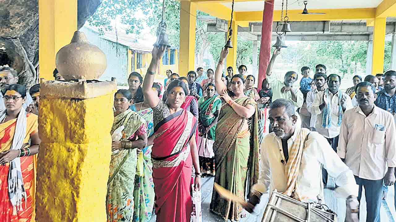 అమ్మవారి ఆలయాల్లో ప్రత్యేక పూజలు