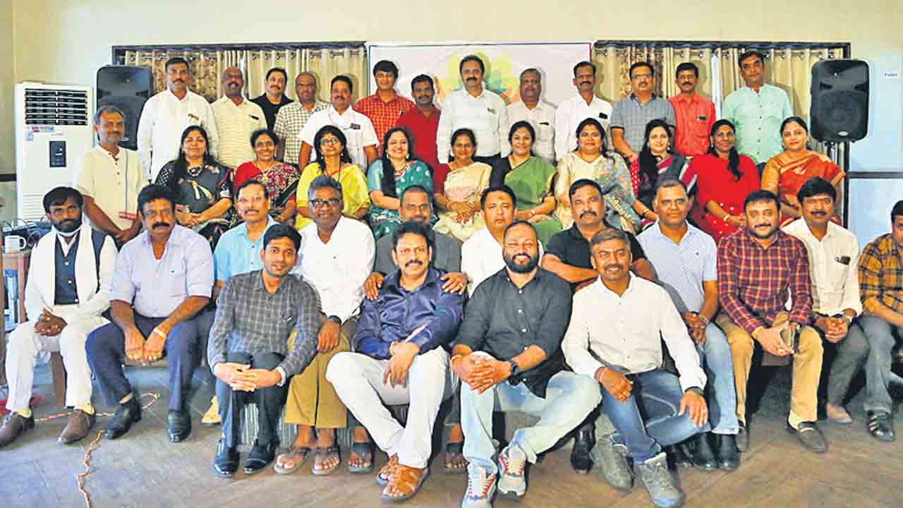 సేవలతో పాటు సమాజానికి అండగా నిలుద్దాం..