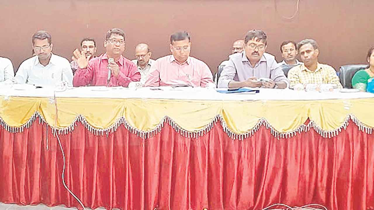 ప్రతి పల్లె పచ్చదనంతో కనిపించాలి