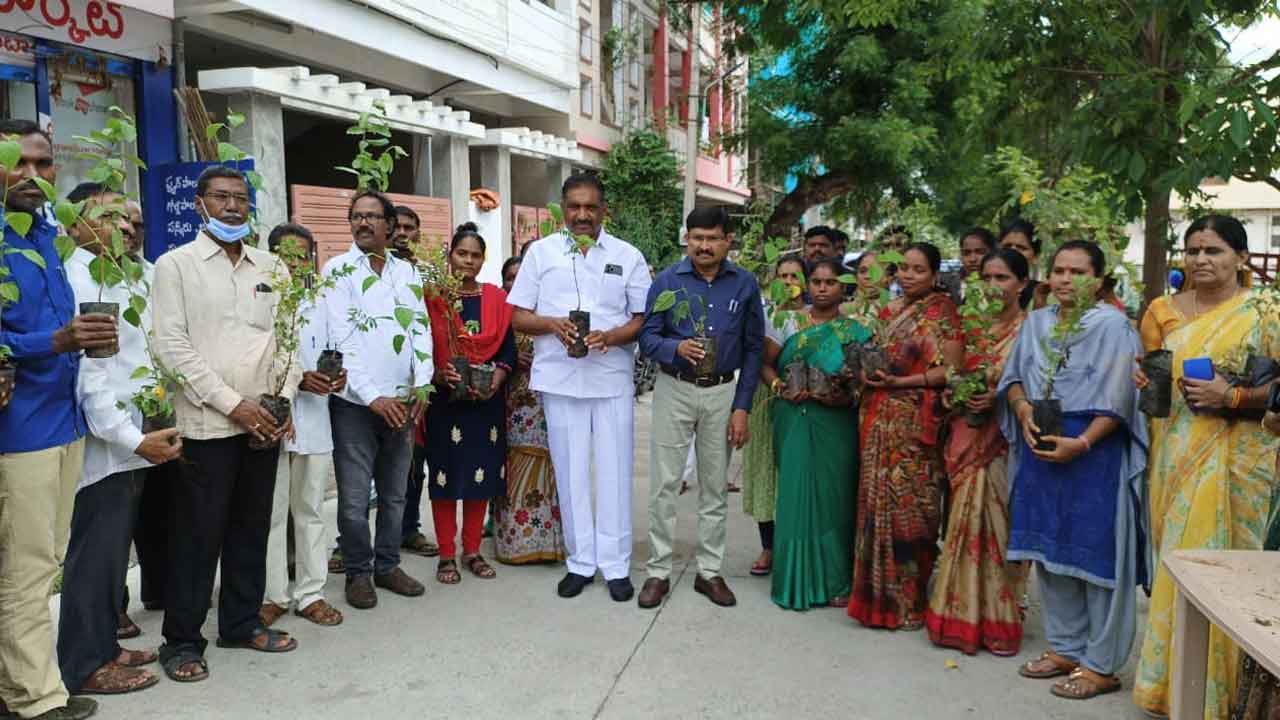 హరితహారంలో భాగస్వాములవ్వాలి