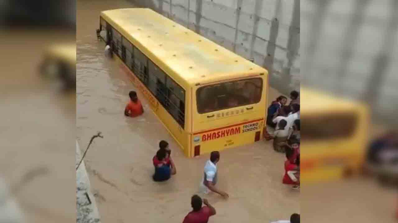 నీటిలో చిక్కుకున్న స్కూల్‌ బస్సు