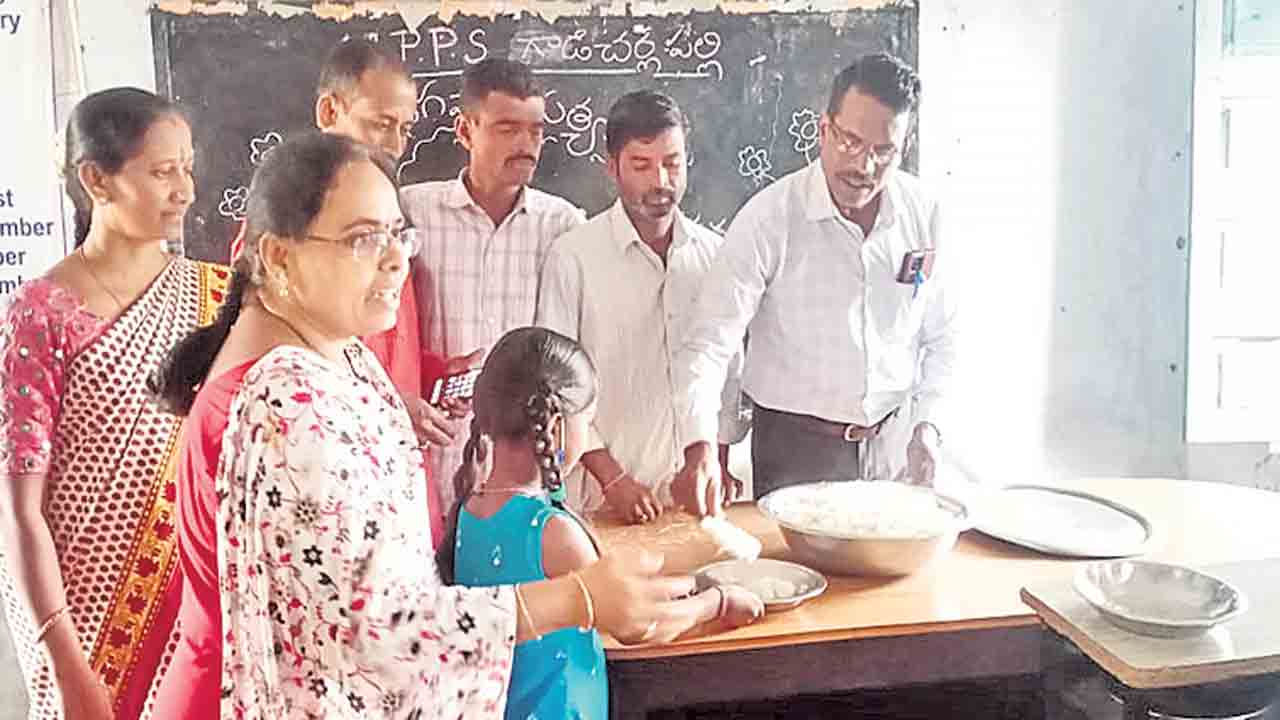 గాడిచర్లపల్లి పాఠశాలలో బ్రేక్‌ఫాస్ట్‌