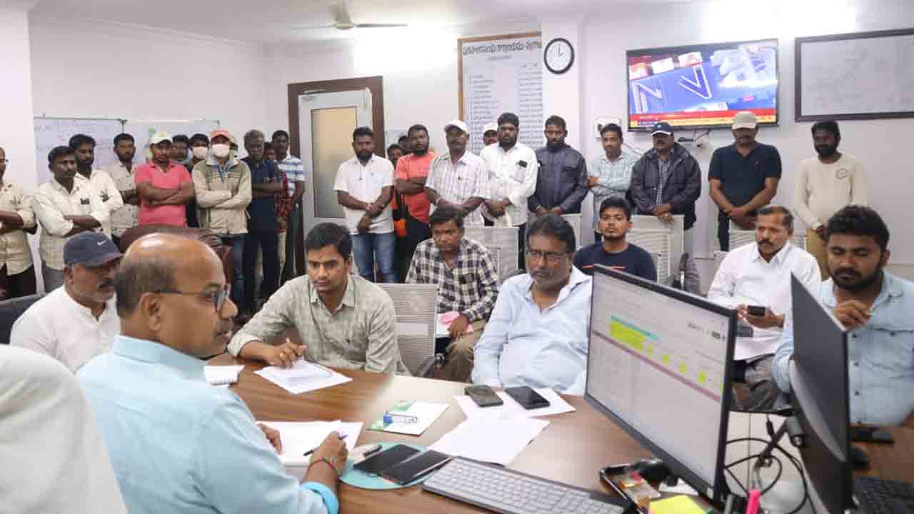 అధికారులు, సిబ్బంది అందుబాటులో ఉండాలి