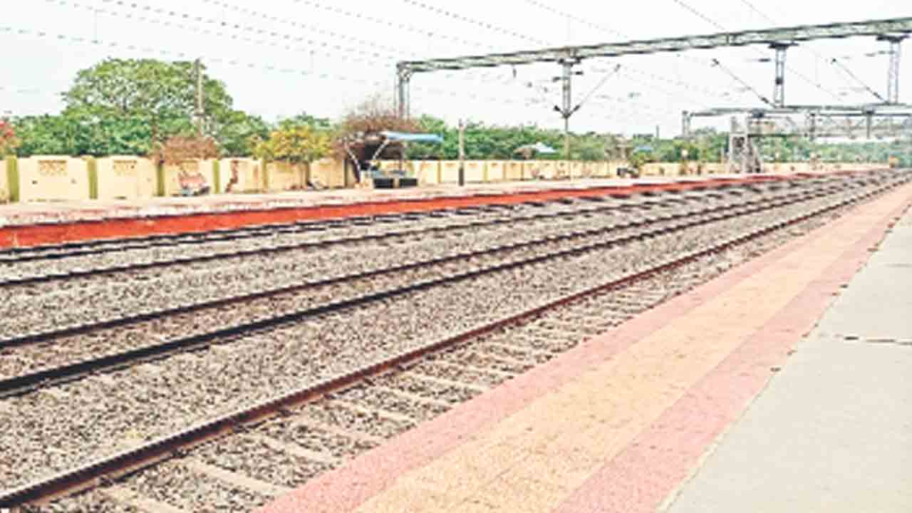 బోసిపోతున్న బోనకల్లు రైల్వేస్టేషన్‌