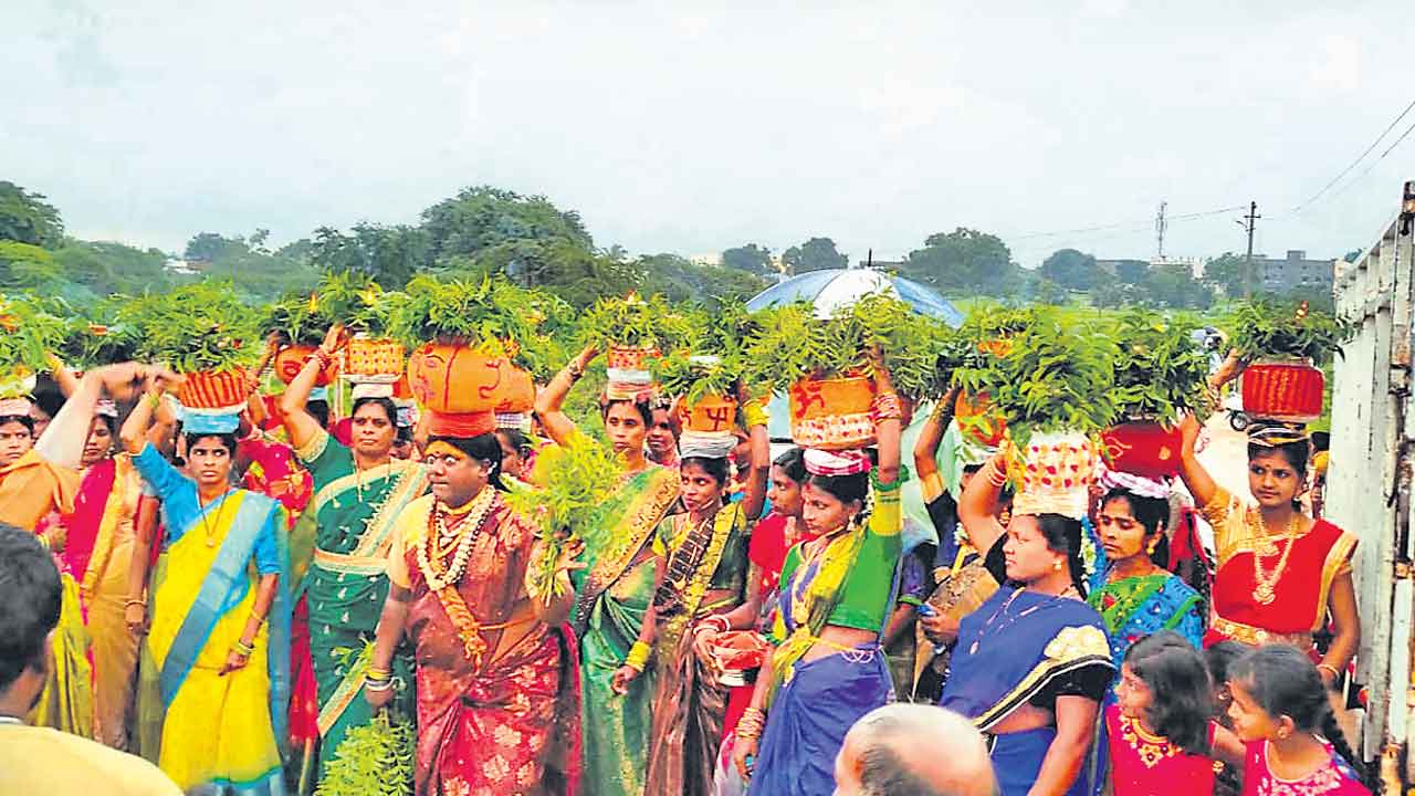 బోనమెత్తిన పల్లెలు
