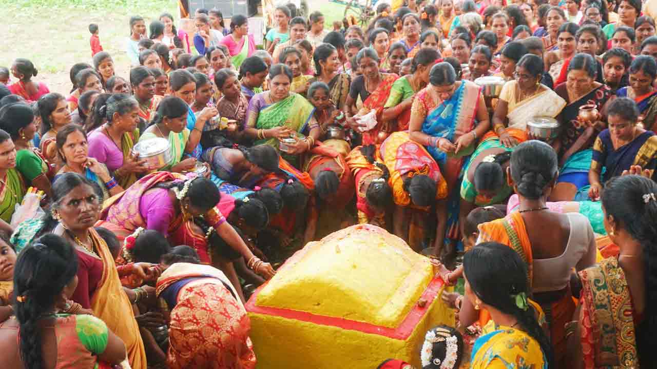 బోనమెత్తిన ఆడబిడ్డలు