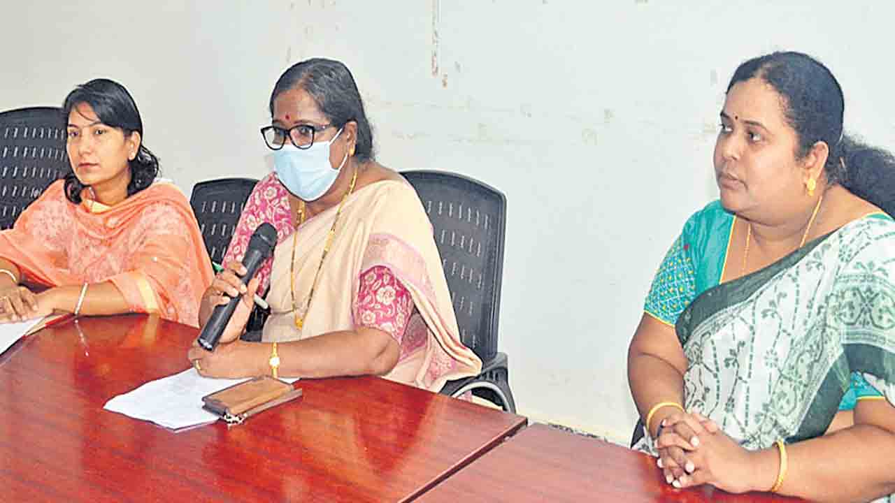 మండల స్టాక్పాయింట్ నుంచి అంగన్వాడీ కేంద్రాలకు బియ్యం