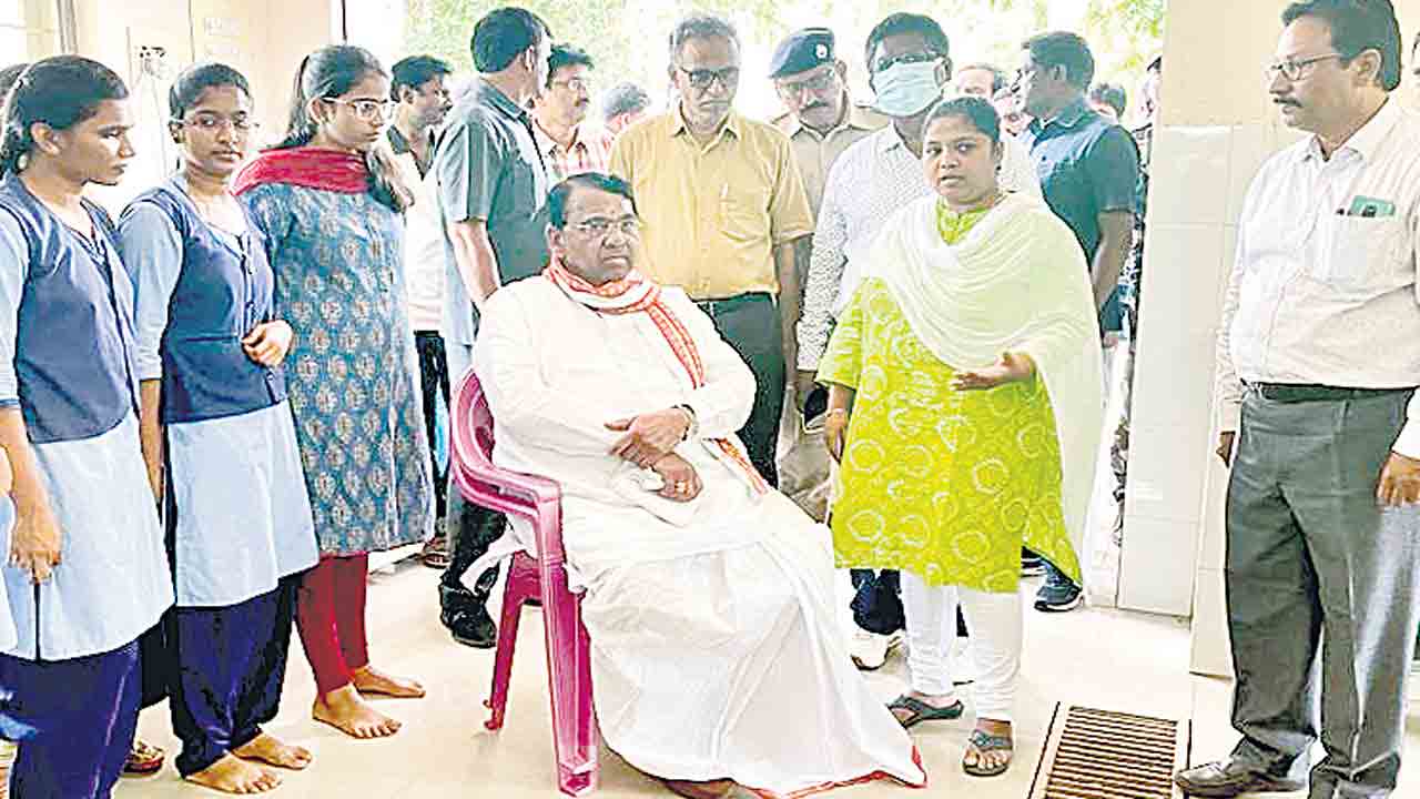 బాపట్ల కళాశాలను సందర్శించిన సభాపతి