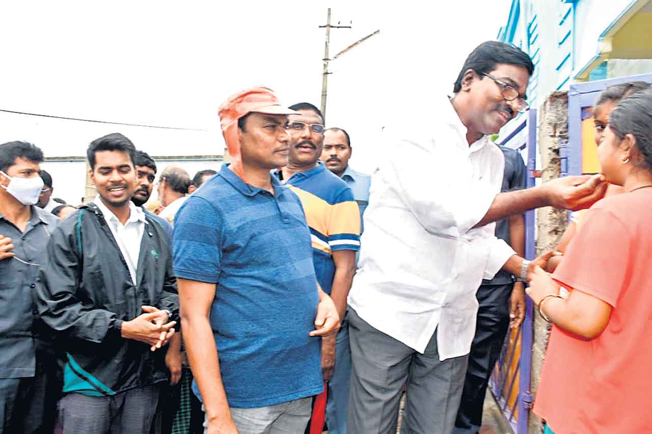 క్షేత్రస్థాయిలోనే మంత్రులు.. నేతలు