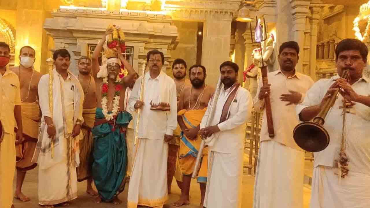 యాదాద్రీశుడికి అష్టోత్తర శతఘటాభిషేకం