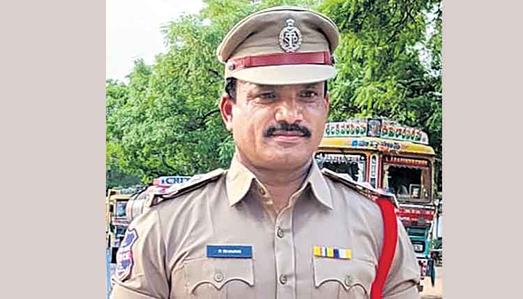 కోరిక తీరిస్తే పోలీస్‌ ఉద్యోగమిప్పిస్తా.. యువతికి ఎస్‌ఐ లైంగిక వేధింపులు