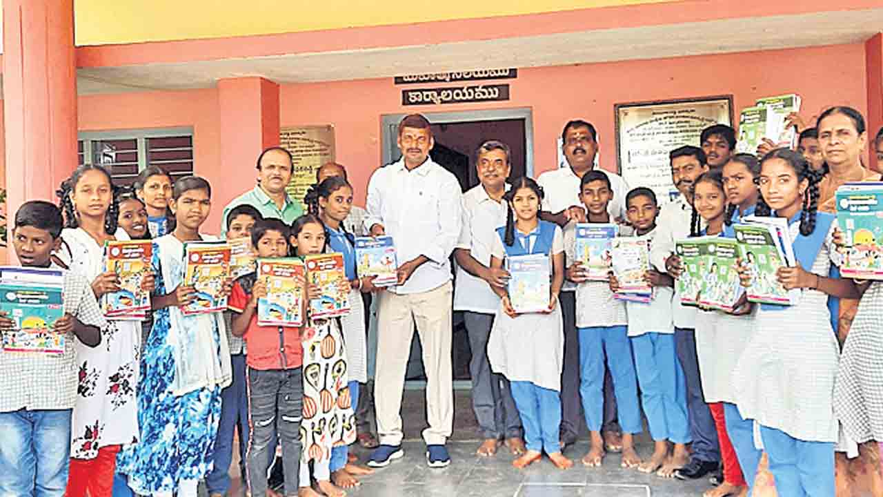 విద్యార్థులకు పాఠ్యపుస్తకాలు పంపిణీ