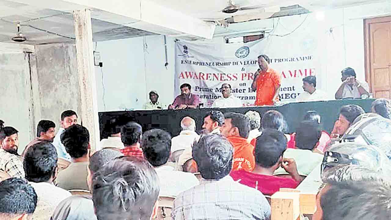 పథకాలను యువత సద్వినియోగం చేసుకోవాలి