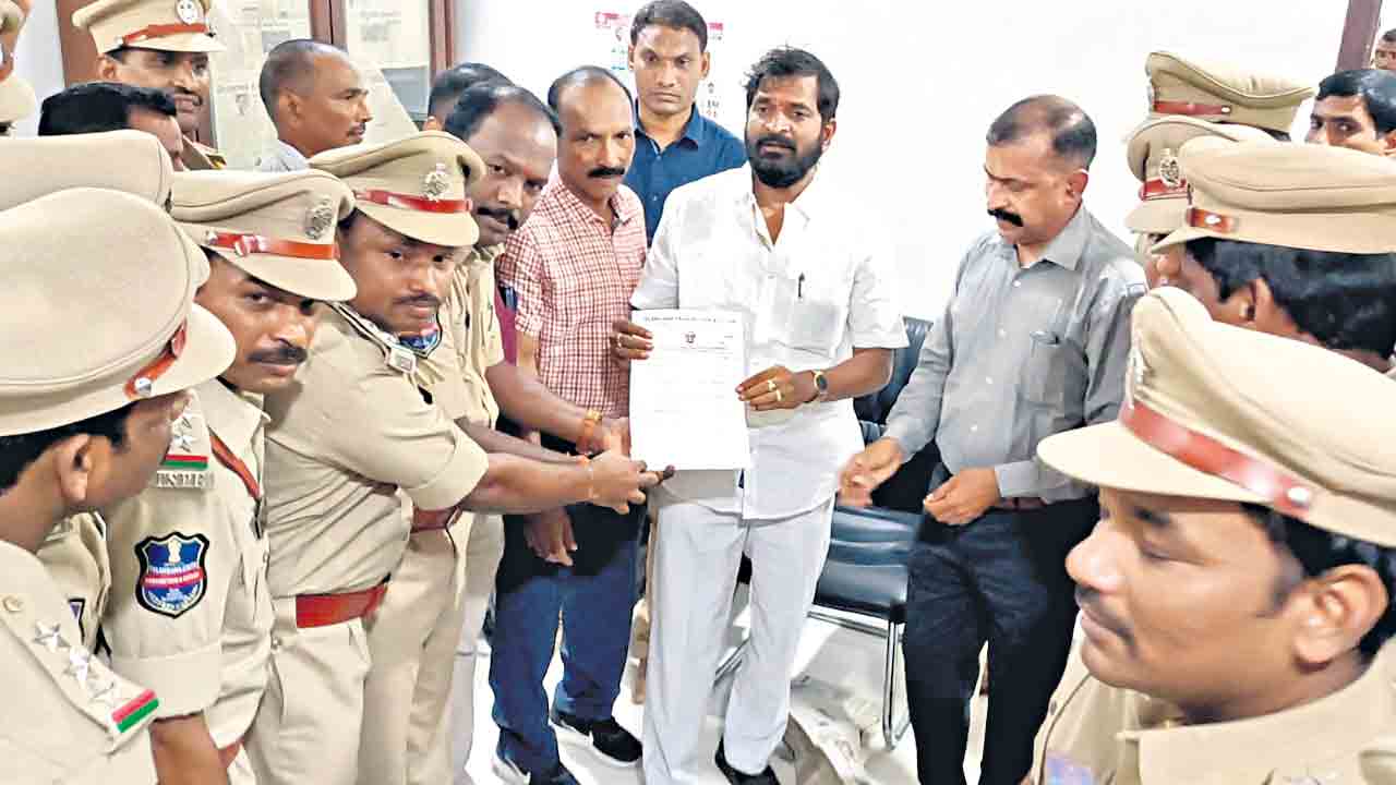 పదోన్నతులు కల్పించండి