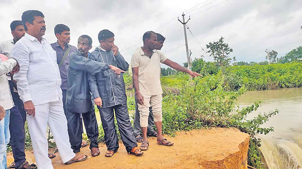 రైతులకు భరోసానిస్తూ…