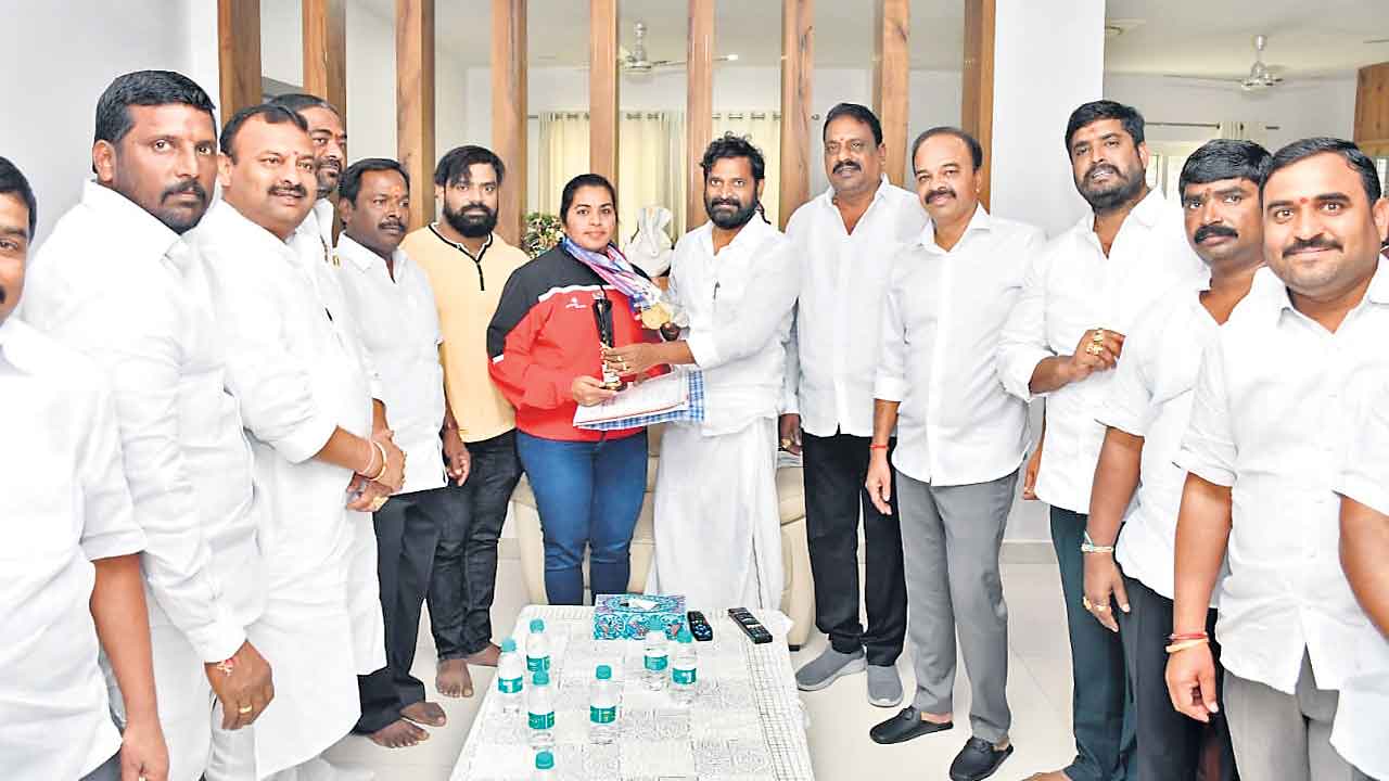 ప్లేయర్లకు ప్రభుత్వ సాయం: మంత్రి శ్రీనివాస్‌గౌడ్‌