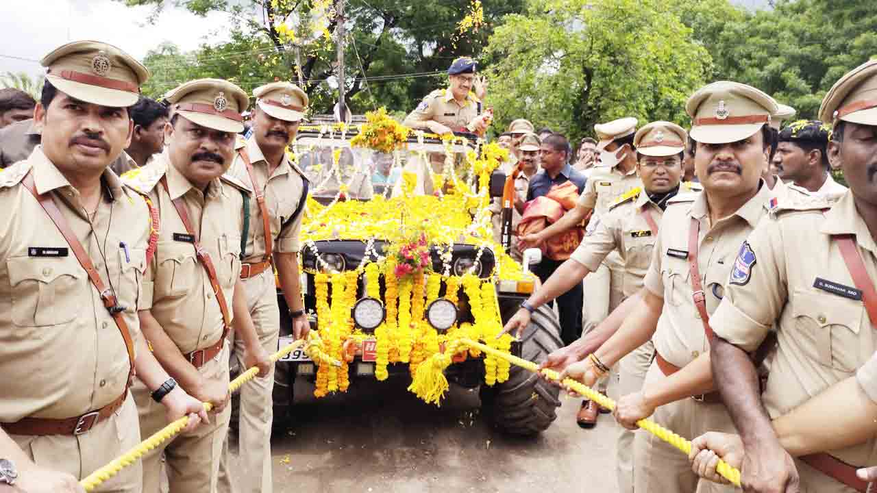 రథం లాగి.. పూలు చల్లి..