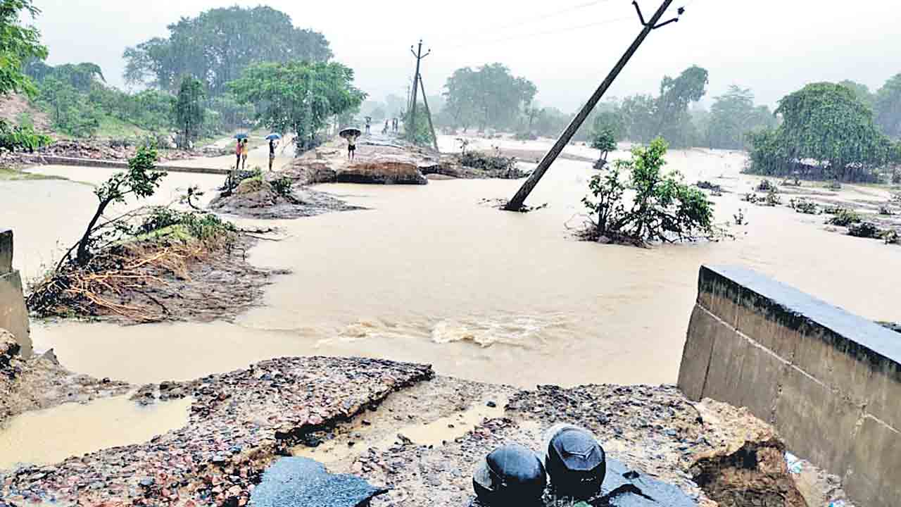 భద్రాద్రిలో ఉగ్ర గోదారి