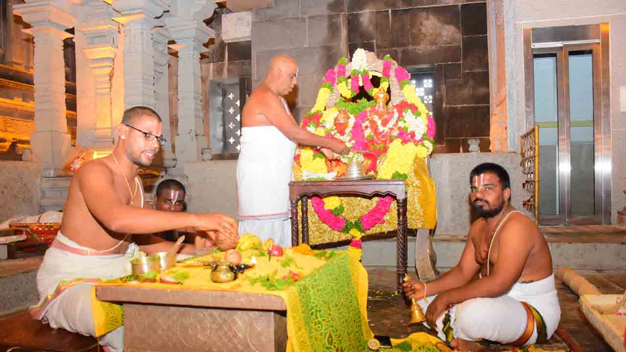 యాదాద్రీశుడికి నిత్యపూజలు