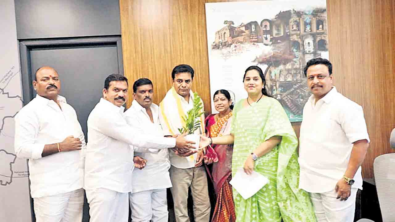 మంత్రి కేటీఆర్‌ను కలిసిన కార్పొరేటర్లు