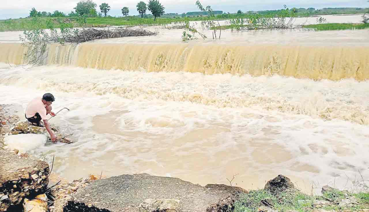 ఒక్క ‘గండి’ పడలే.. చెక్కు చెదరని చిరువు కట్ట