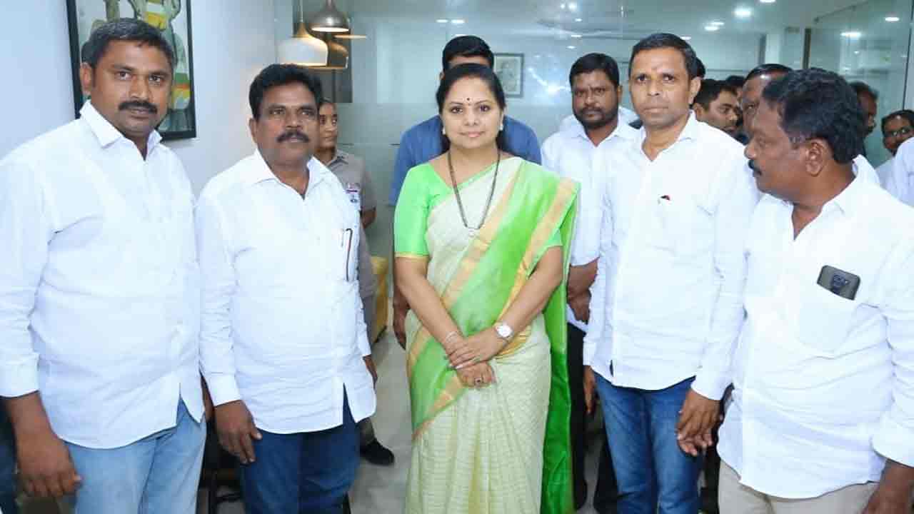 సంఘ భవనాలకు స్థలాన్ని కేటాయించాలని ఎమ్మెల్సీకి వినతి