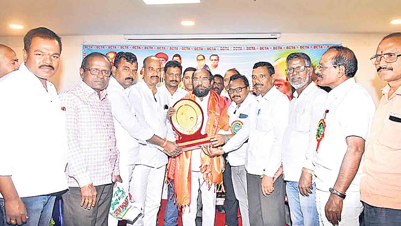 కేంద్రంపై మిలిటెంట్‌ ఉద్యమానికి బీసీలు సిద్ధం కావాలె..