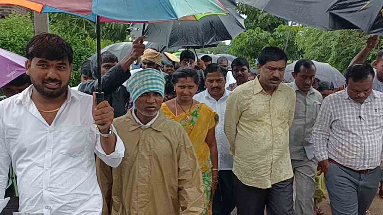 ప్రభుత్వపరంగా బాధితులను ఆదుకుంటాం