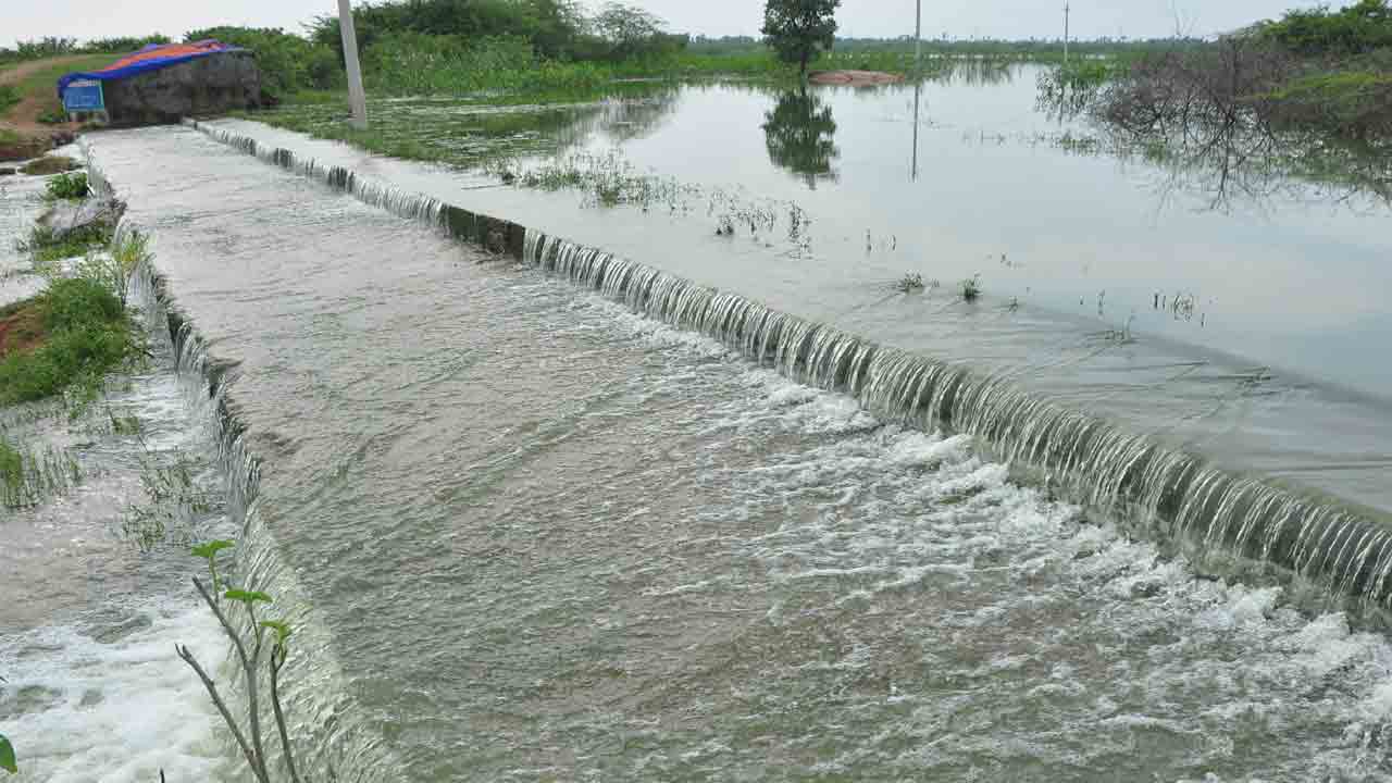 అలుగు దుంకుతున్న చెరువులు