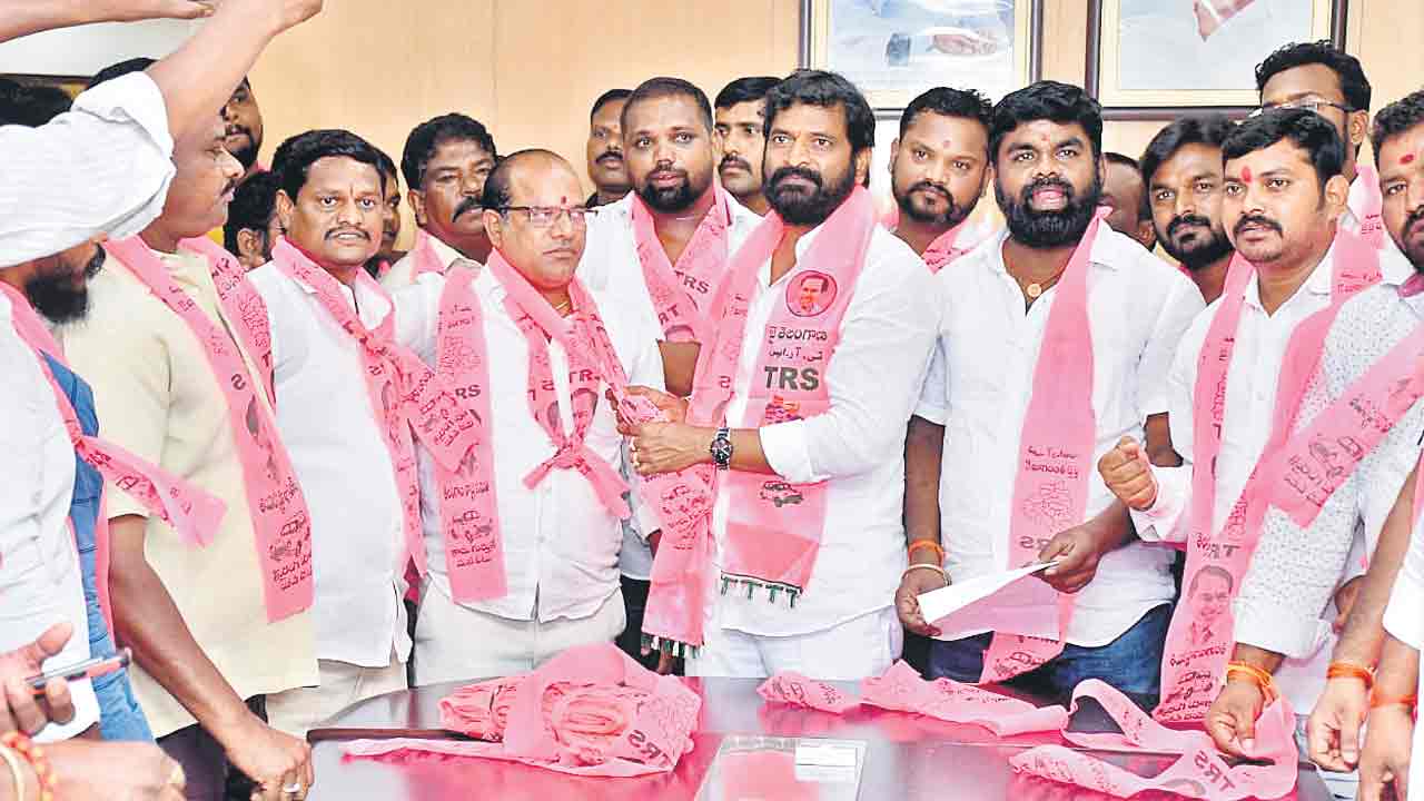 టీఆర్‌ఎస్‌లో చేరిన 500 మంది బీజేపీ కార్యకర్తలు