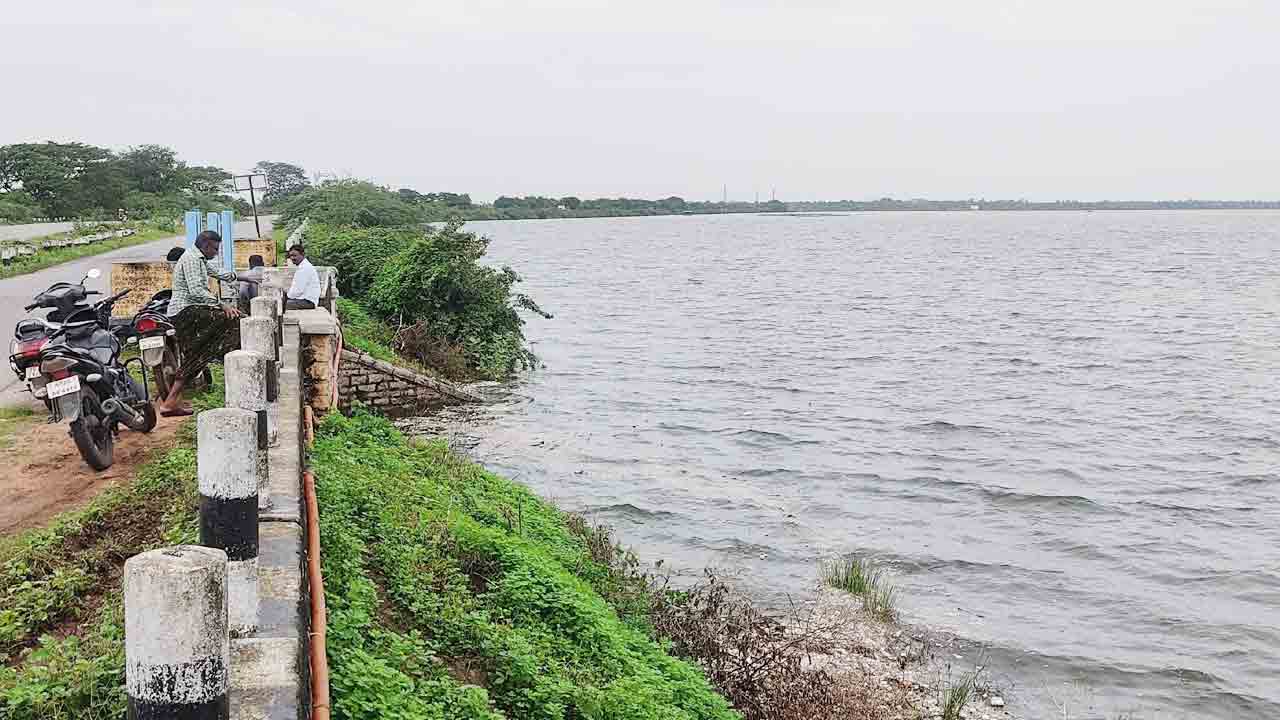 8 వేల క్యూసెక్కులకు తగ్గిన వరద