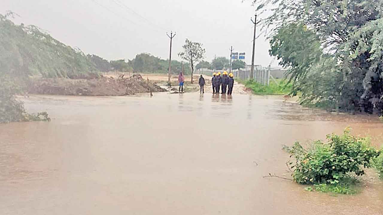 ఉప్పొంగిన వాగులు.. స్తంభించిన రాకపోకలు