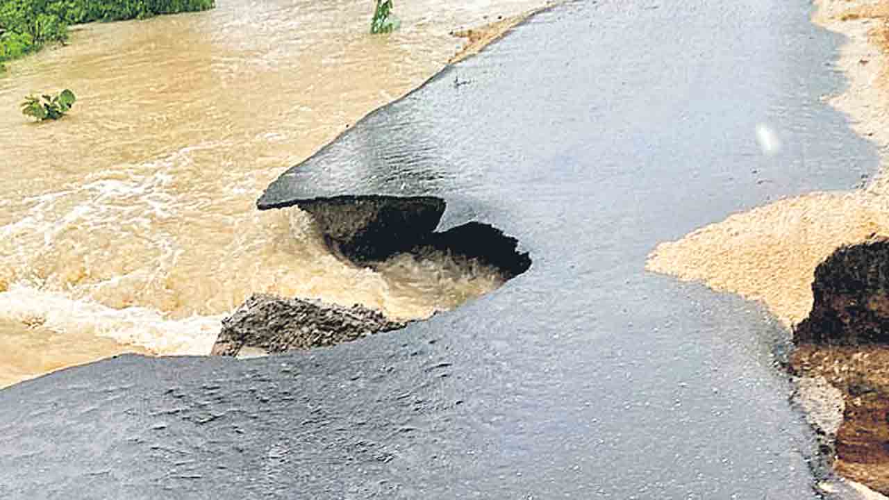 మున్సిపాలిటీల్లో 215 కి.మీ రోడ్లు ధ్వంసం