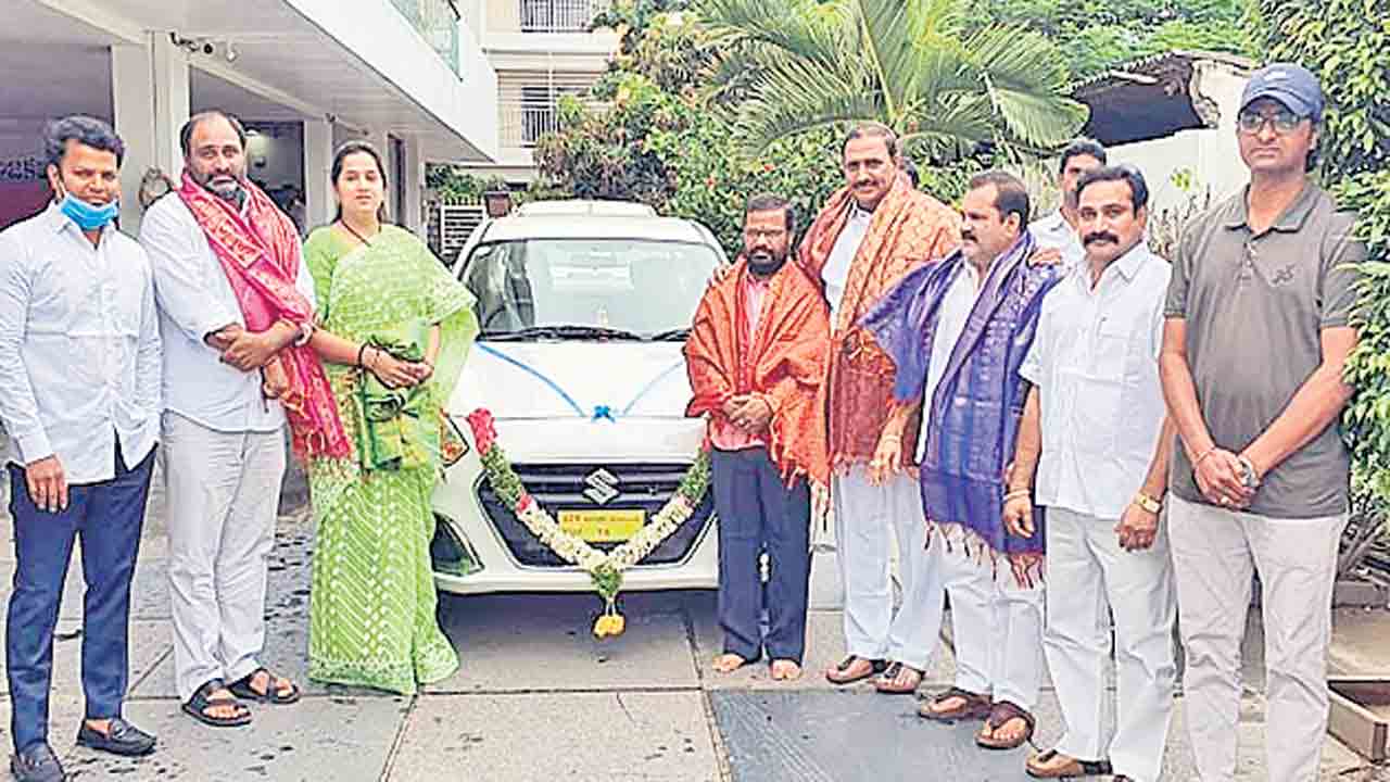 దళితబంధుతో డ్రైవర్ల నుంచి యజమానులుగా..