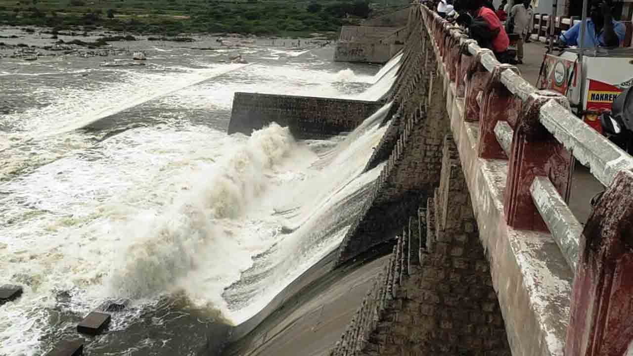 మత్తడి దుంకుతున్న చెరువులు