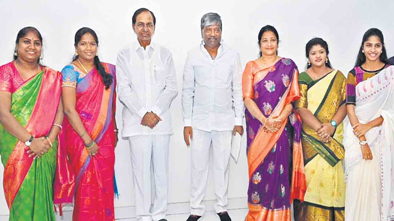 లష్కర్‌ బోనాలకు రావాలని సీఎం కేసీఆర్‌కు ఆహ్వానం