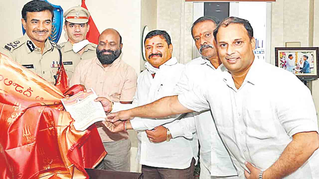 మహంకాళి ఆలయ శిఖర పూజకు రావాలని కమిషనర్‌ సీవీ ఆనంద్‌కు ఆహ్వానం