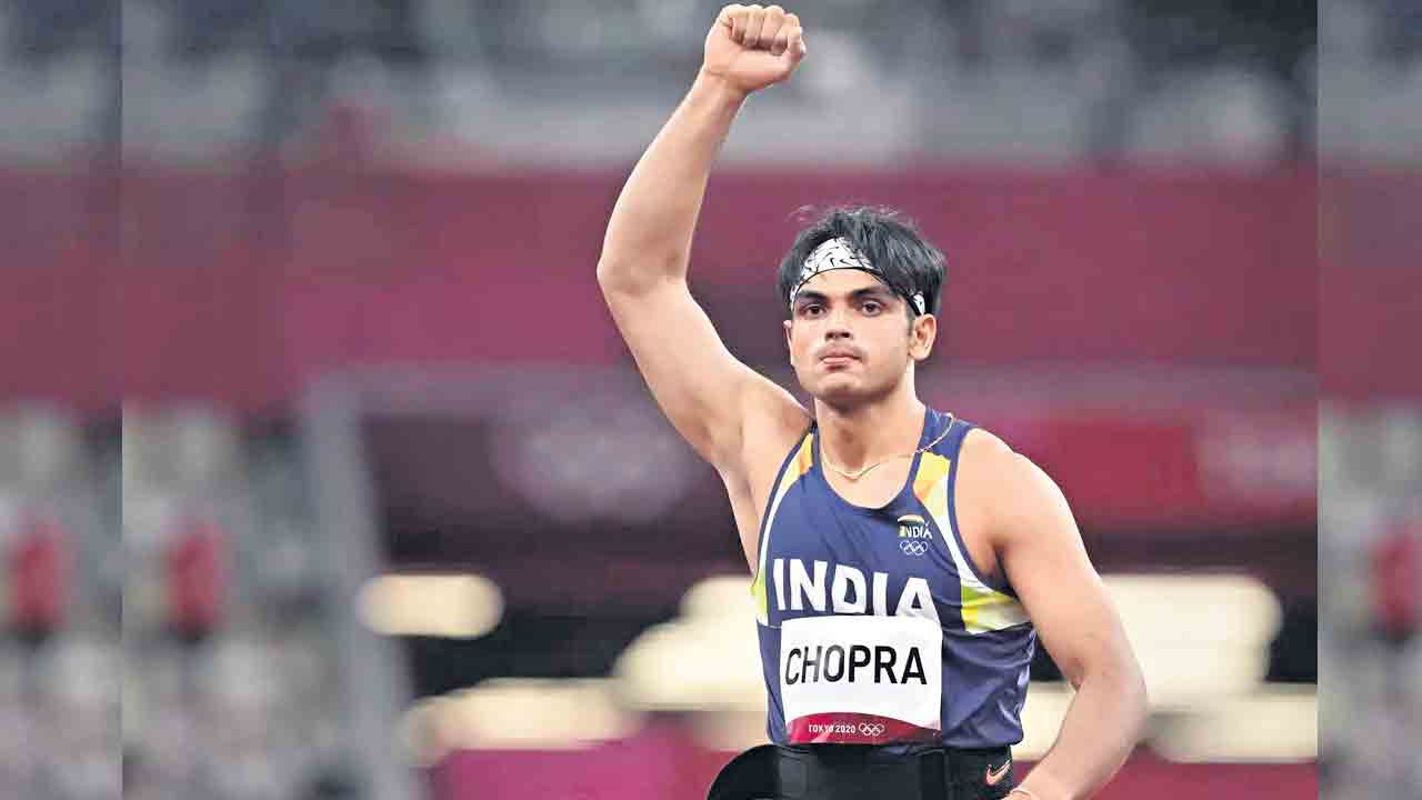 త్రివర్ణ పతాకధారిగా నీరజ్‌!