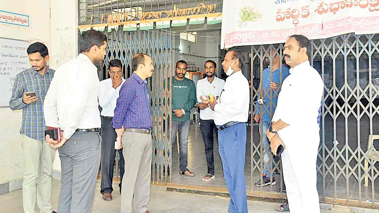 ప్రభుత్వ కార్యాలయాల పరిశీలన