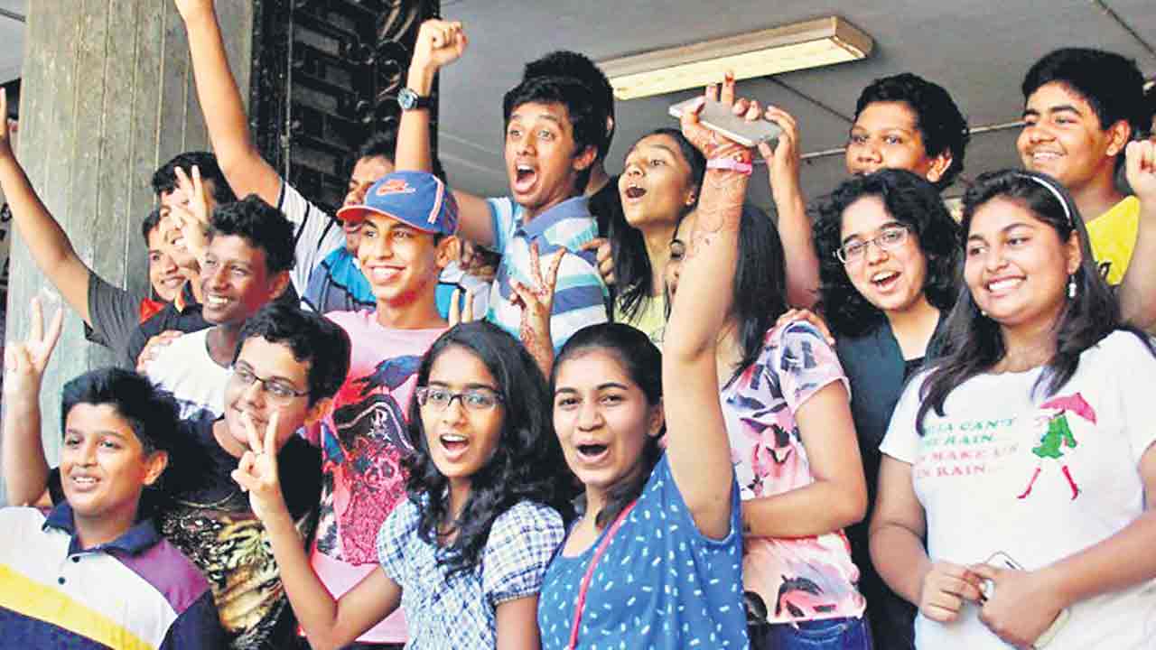 నవతరమా అదను ఇదే, కదలిరా..