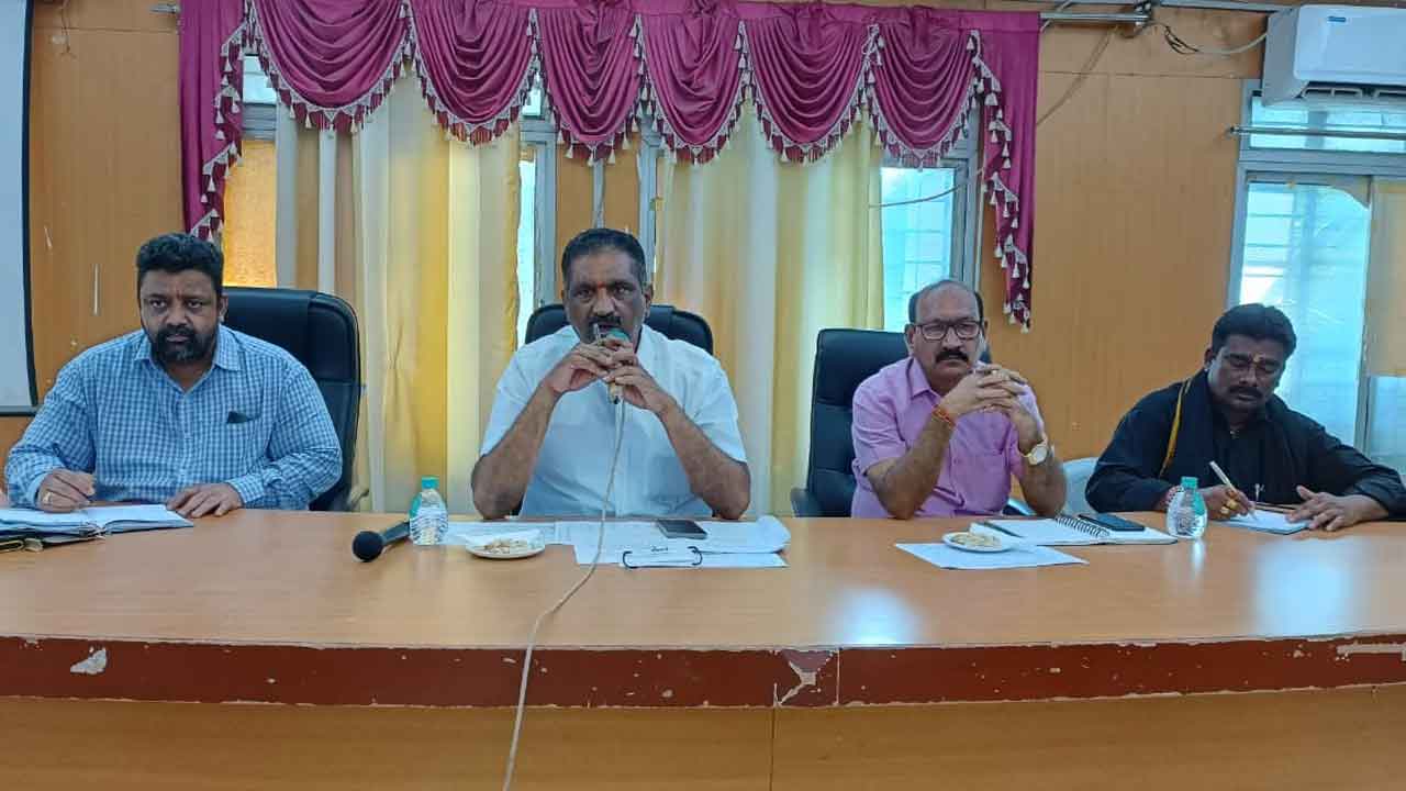 పన్ను వసూళ్లపై దృష్టిసారించాలి